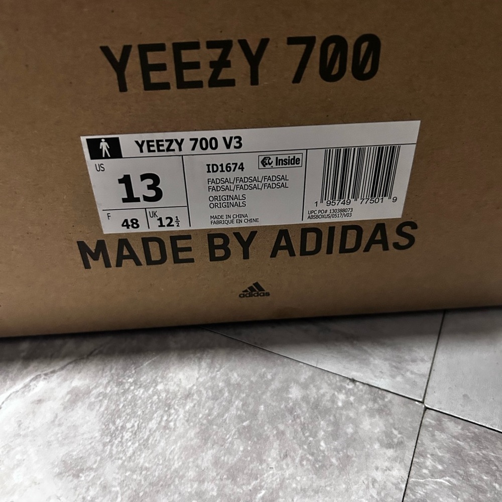 Yeezy 700 v3 - Picture 5 of 5